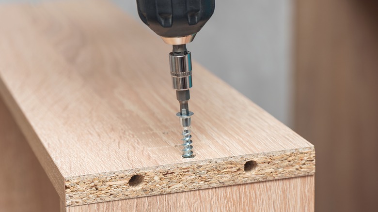 Assembling furniture with confirmat screw