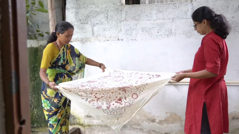 indian artisans making chintz fabric