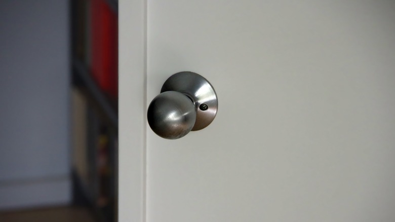 Passage door knob