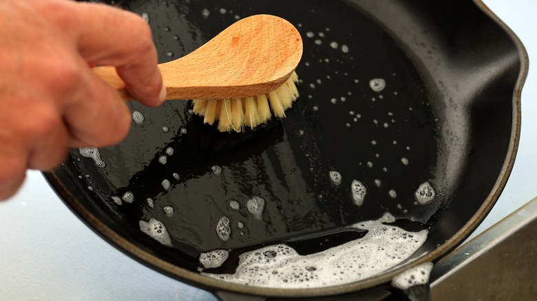 cast iron pan cleaning