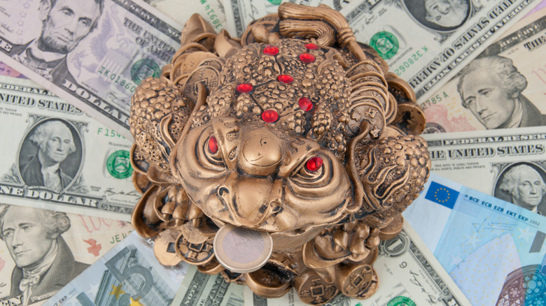 Feng shui money frog statue