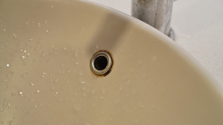 Overflow drain at the top of a sink