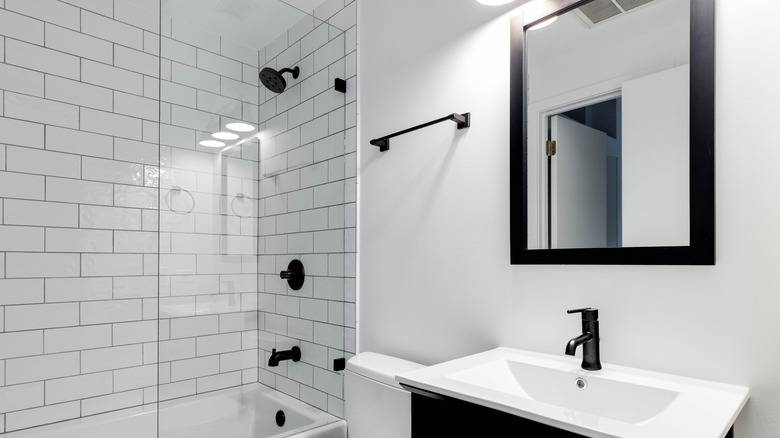 Bathroom with a square mirror