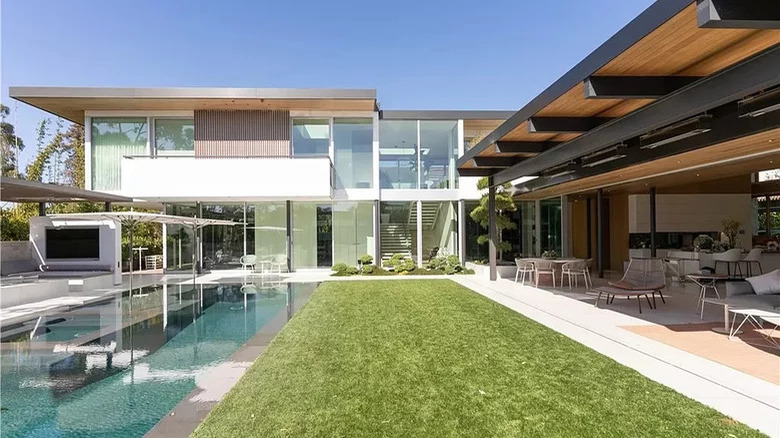 modern california home inside outside living