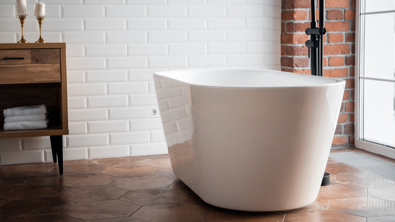 Free-standing tub