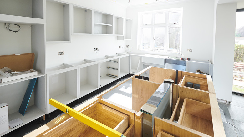 Kitchen installation showing both horizontal and vertical stretchers