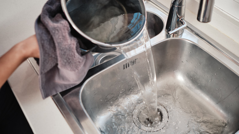 Unclogging sink with boiling water