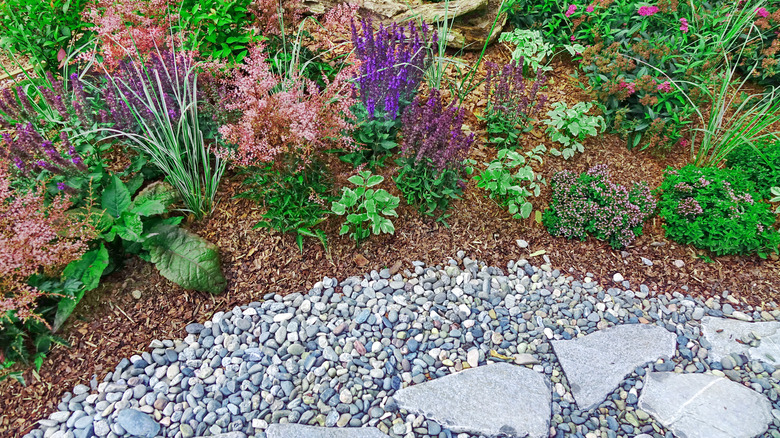 antilawn with gravel and mulch