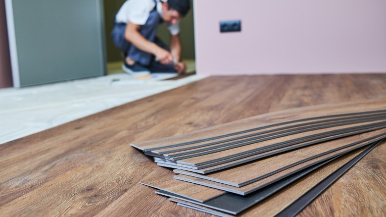 Installing vinyl plank flooring 