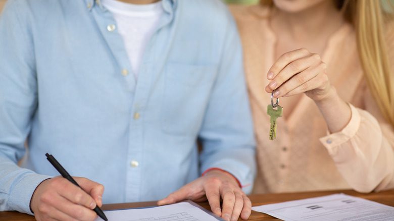 couple signing tenancy agreement