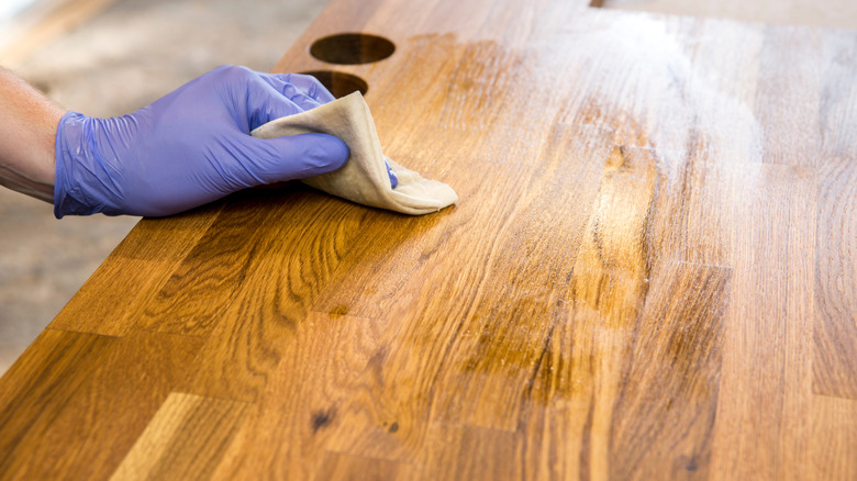 oiling a wood kitchen countertop 