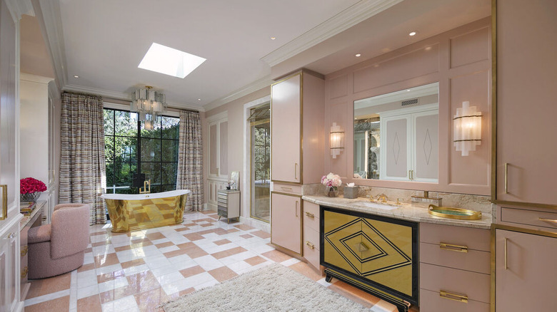 A master bathroom at 10771 Bellagio Road