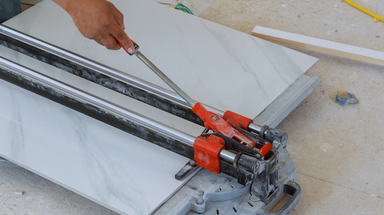 Tile saw for tile installation 