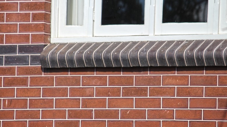 Tuckpointing on brick house 