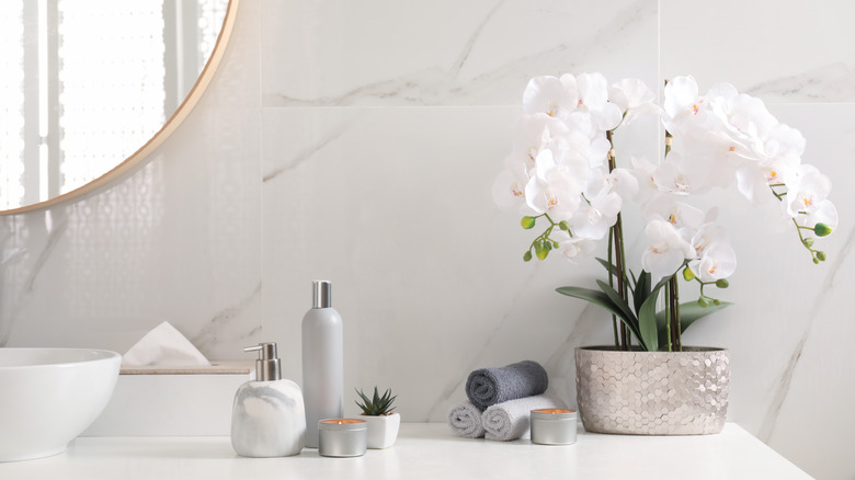 bathroom decor in marble bathroom