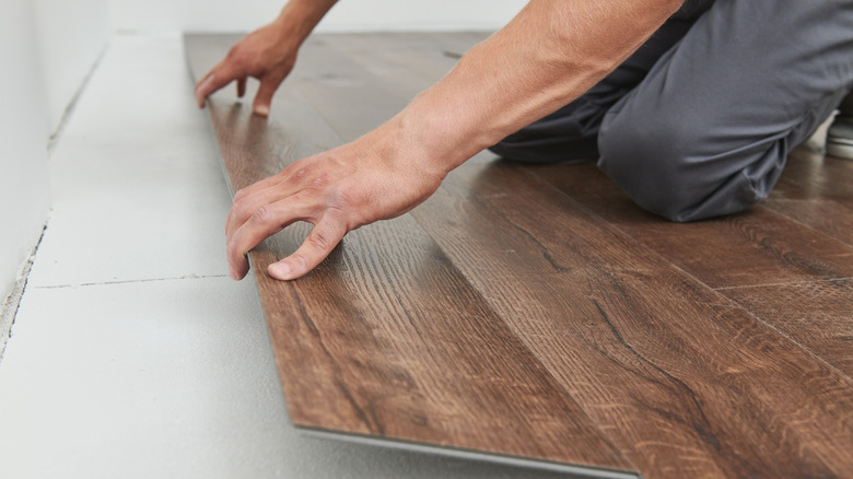 laying laminate floor sections