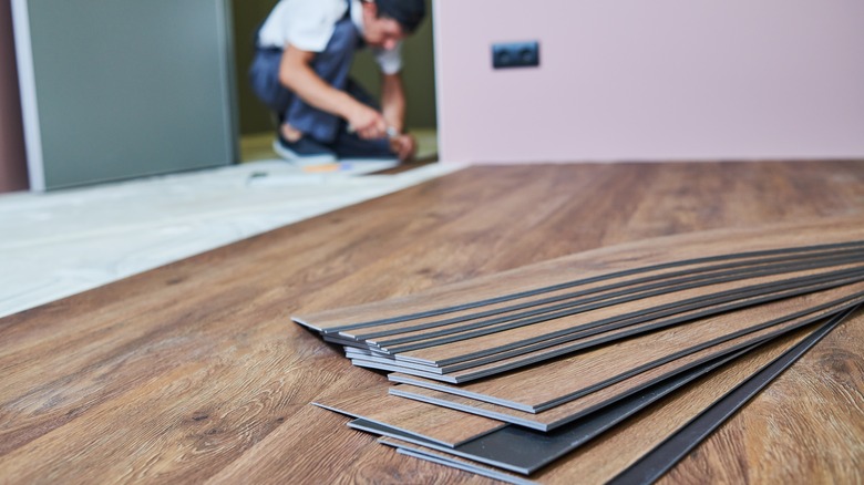 worker installing laminate flooring