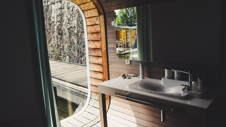 houseboat bathroom