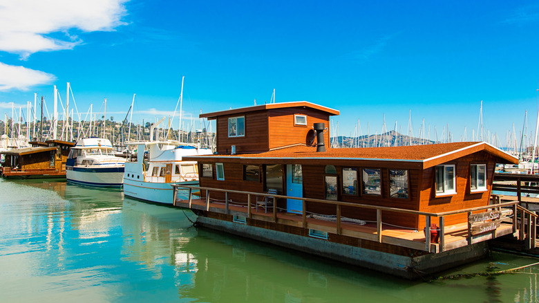 what-you-should-know-before-living-in-a-houseboat