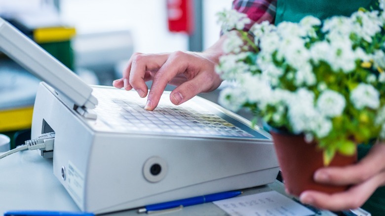 cashier with white flowers