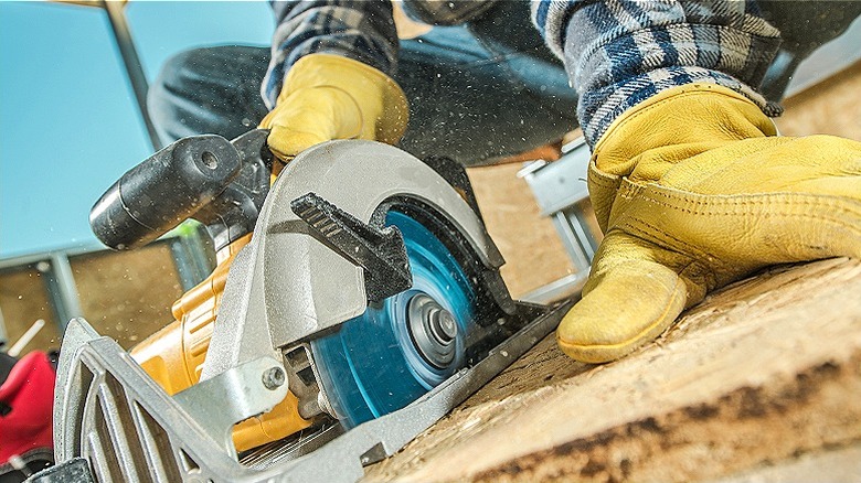 Cutting plywood with circular saw