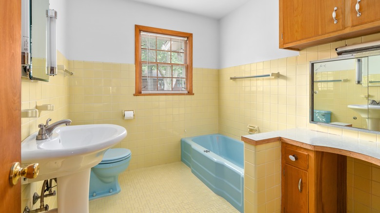 Example of an outdate yellow bathroom 