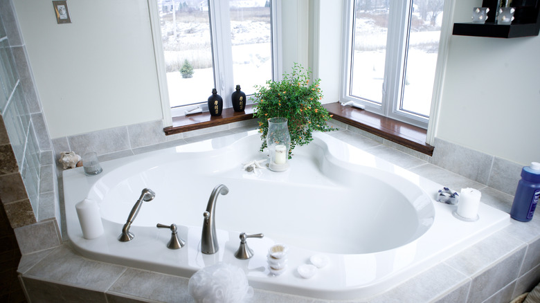 Oversized corner bathtub