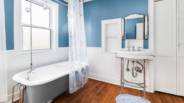 Vintage bathroom with blue walls