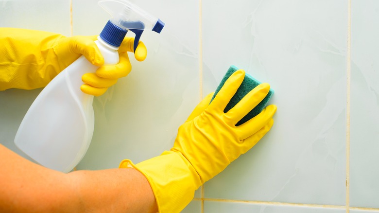 cleaning bathroom tile