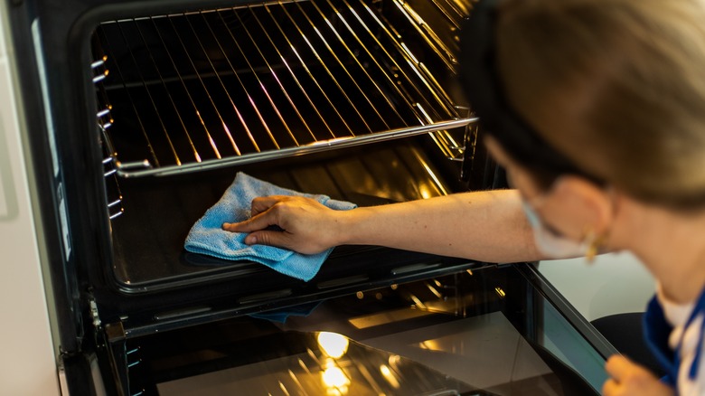 Cleaning oven