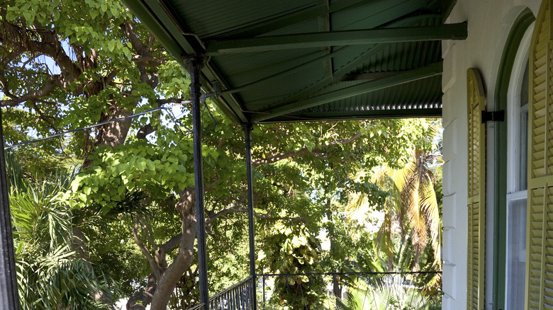 porch with green ceiling