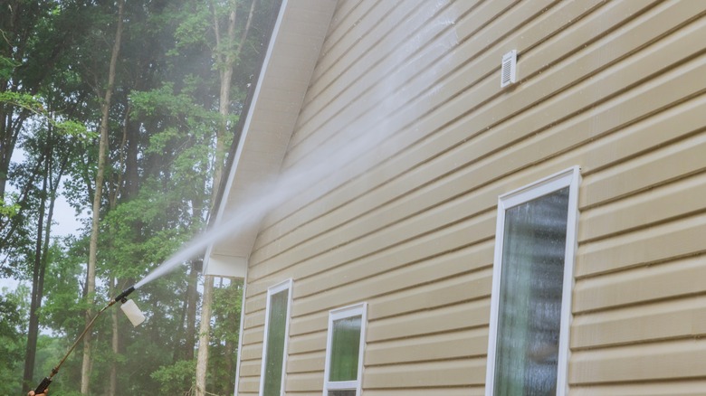 pressure washing house exterior 