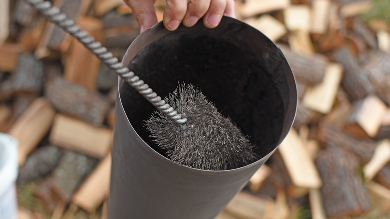 Cleaning a chimney flue