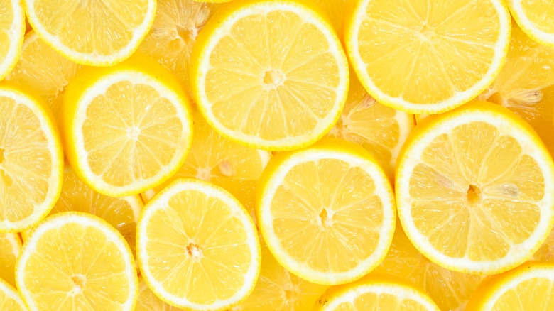 slices of lemon