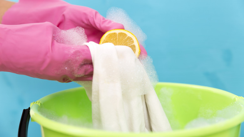 Washing laundry with lemon
