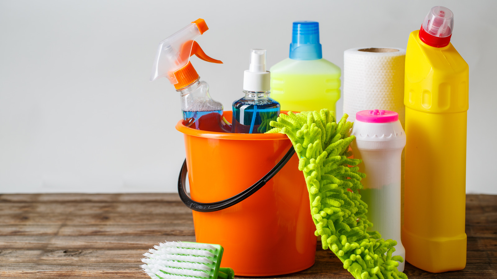 Why You Should Avoid Mixing Bleach And Vinegar When Cleaning