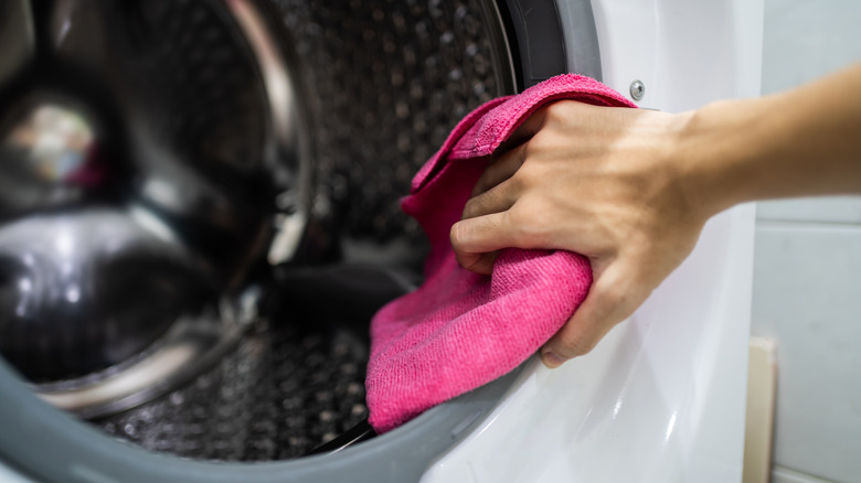 Use Bleach Or Vinegar To Clean Your Washing Machine 1681752344 