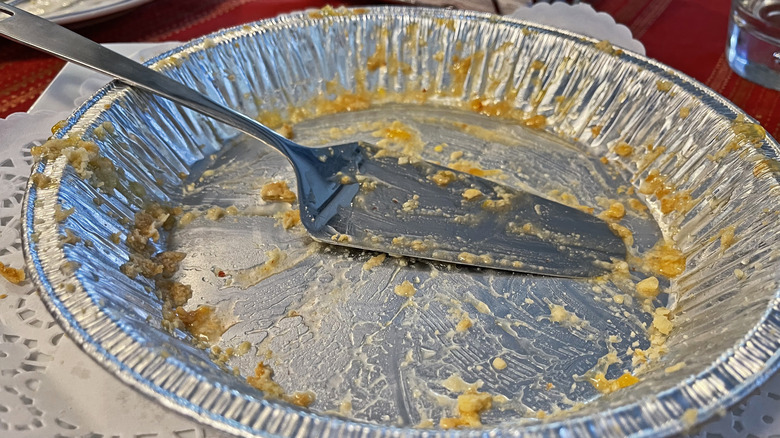 Crumb-filled aluminum pie pan with server