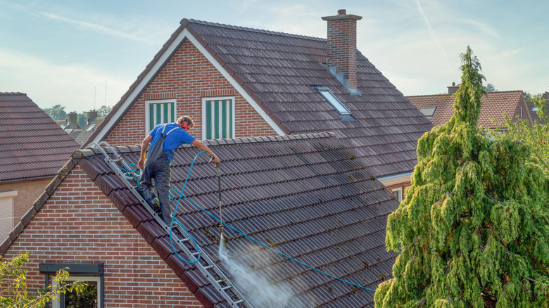 Jet-spraying roof to remove moss