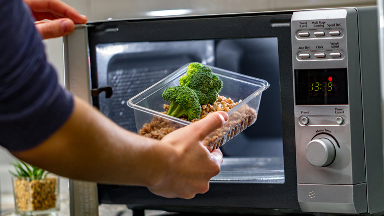 https://www.housedigest.com/img/gallery/why-you-should-stop-using-plastictupperware-in-the-microwave-immediately/intro-1652186901.jpg