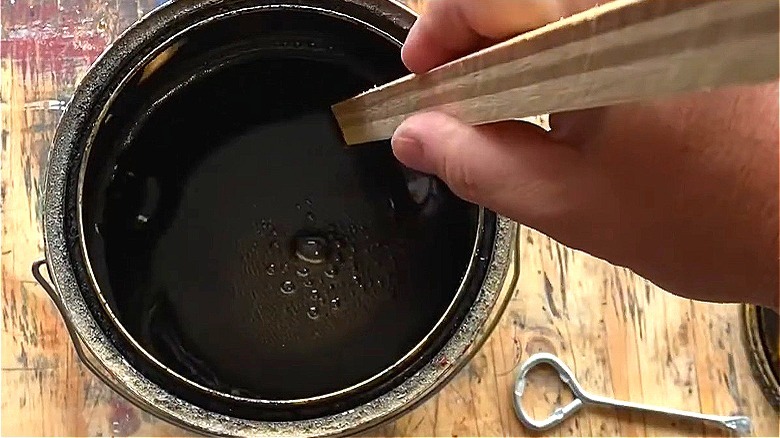 Air bubbles in stirred stain