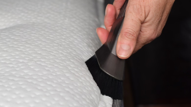 Vacuuming mattress with detail tool