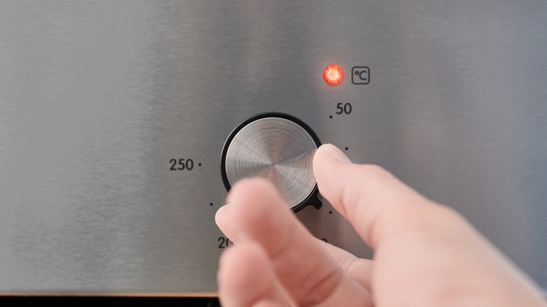 setting oven temperature gauge