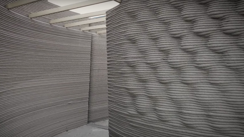 Patterned wall of a 3D-printed building