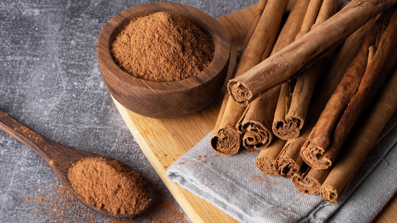 Cinnamon sticks and powder