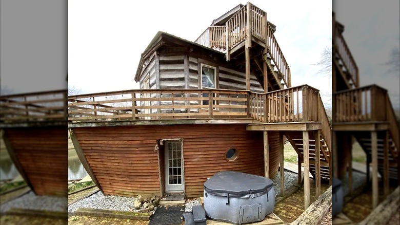 ark Airbnb and hot tub