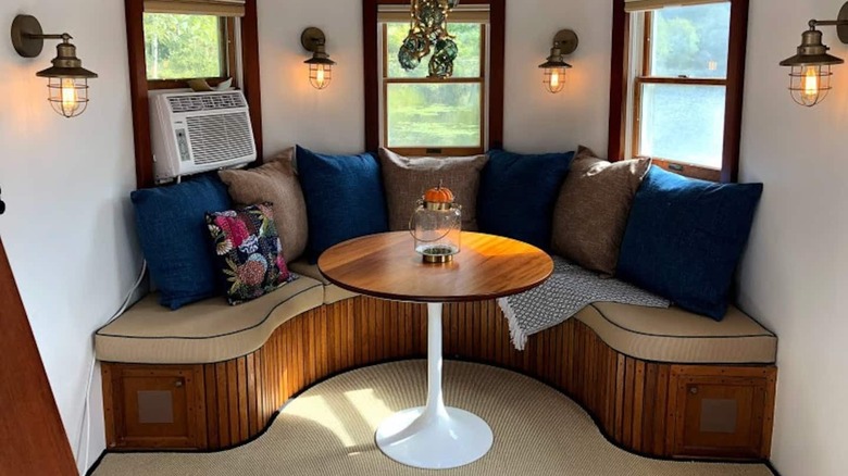 dining room in Virginia houseboat