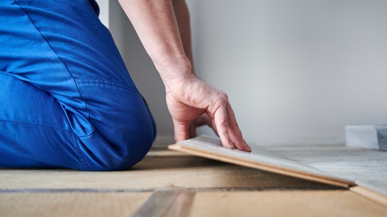 Installing click-together laminate flooring
