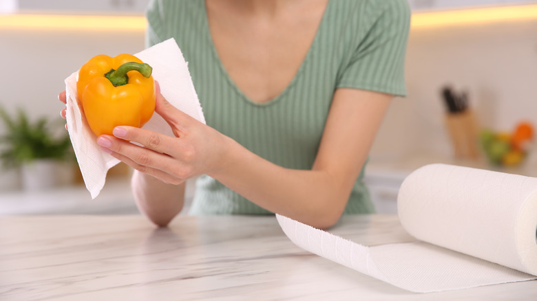 drying pepper with paper towel