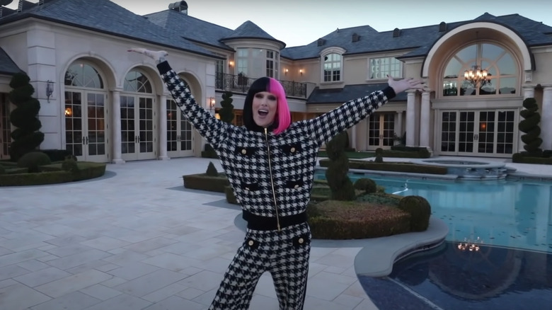 jeffree star in back of house